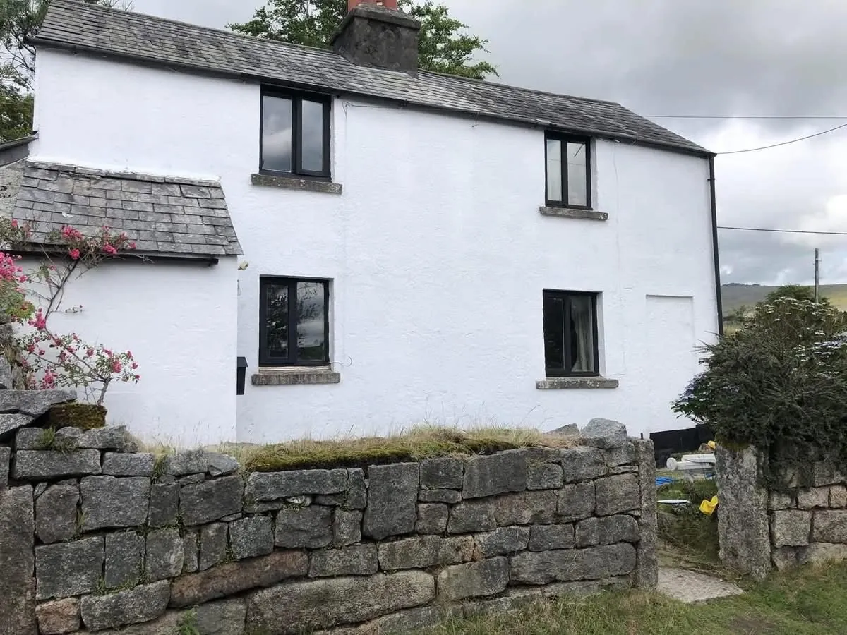 Render repair and exterior repaint of a cottage in Brixham